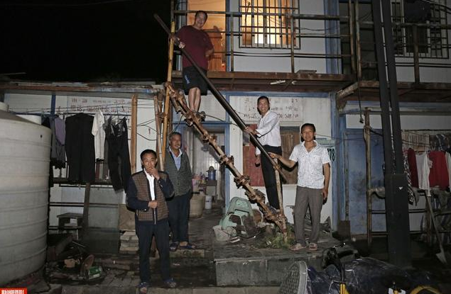 實拍農民工集裝箱夫妻房，18平集裝箱能住5人，價格低心滿意足！