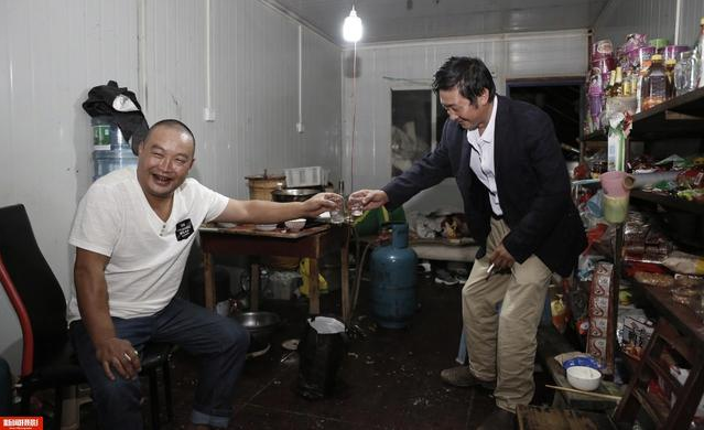 實拍農民工集裝箱夫妻房，18平集裝箱能住5人，價格低心滿意足！