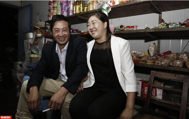 實拍農民工集裝箱夫妻房，18平集裝箱能住5人，價格低心滿意足！