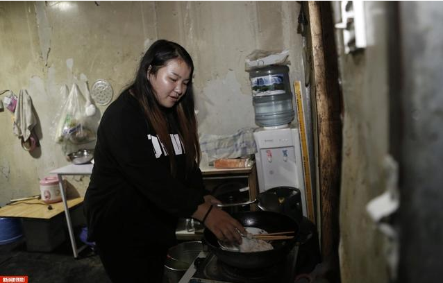 實(shí)拍農(nóng)民工集裝箱夫妻房，18平集裝箱能住5人，價(jià)格低心滿意足！